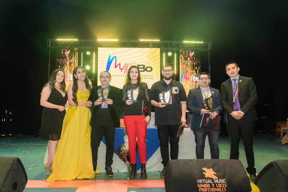 NelsonDquin's tweet photo. ¡𝐍𝐨𝐜𝐡𝐞 𝐝𝐞 𝐫𝐞𝐜𝐨𝐧𝐨𝐜𝐢𝐦𝐢𝐞𝐧𝐭𝐨𝐬! 
 Congreso Internacional de Marketing ¨𝐌𝐚𝐫𝐤𝐁𝐨 𝟐𝟎𝟐𝟐¨
#Markbo #Oruro #Expoteco2022 #Expoteco #marketing #dosrelojesmarketing #saborapublicista #marketingnelsondelaquintana #EmbajadorNeo https://t.co/Uw4kkAHZFU
