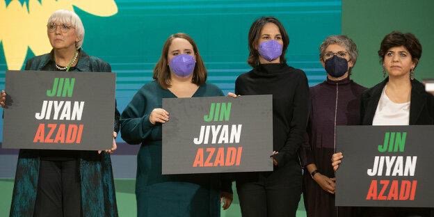 Die türkische Armee bombardiert #Rojava - und der deutsche Staat wird schweigen, so wie immer. Noch was übrig von "Jin, Jiyan, Azadi", @ABaerbock, <a href="/Ricarda_Lang/">Ricarda Lang</a> und Co.?

Alle auf die Straße jetzt, achtet auf Ankündigungen!

#TurkeyAttacksRojava
#DefendKurdistan