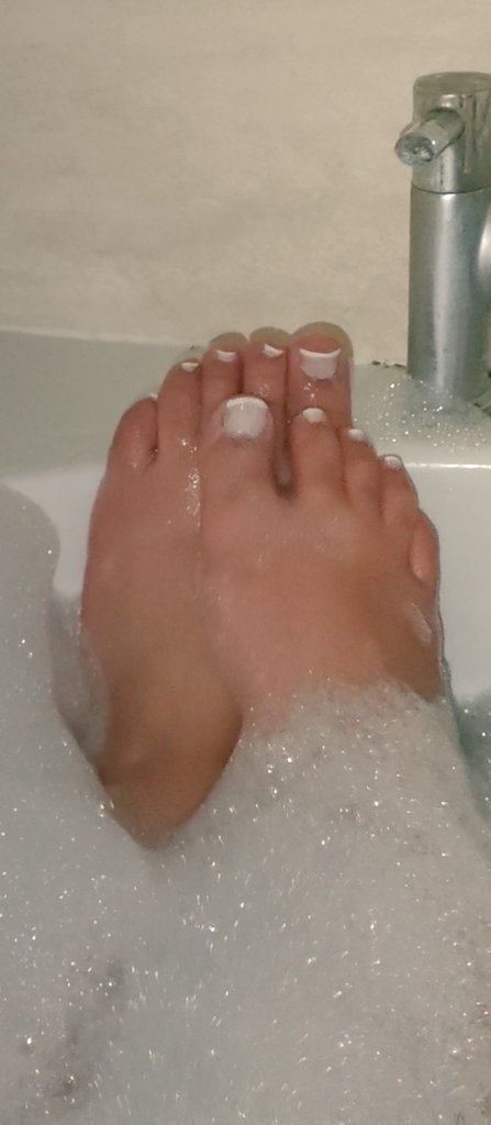 Just a picture of my freshly painted toenails in the bath 🛁👣💅 Check out the video on my onlyfans now! 😛❤️ >>> https://t.co/Jg3YIYMqkv #feetpicsforsales #feetworship #feetpic #feetfethish #feetselling #pedicure #toes https://t.co/KnMVIJxvBh