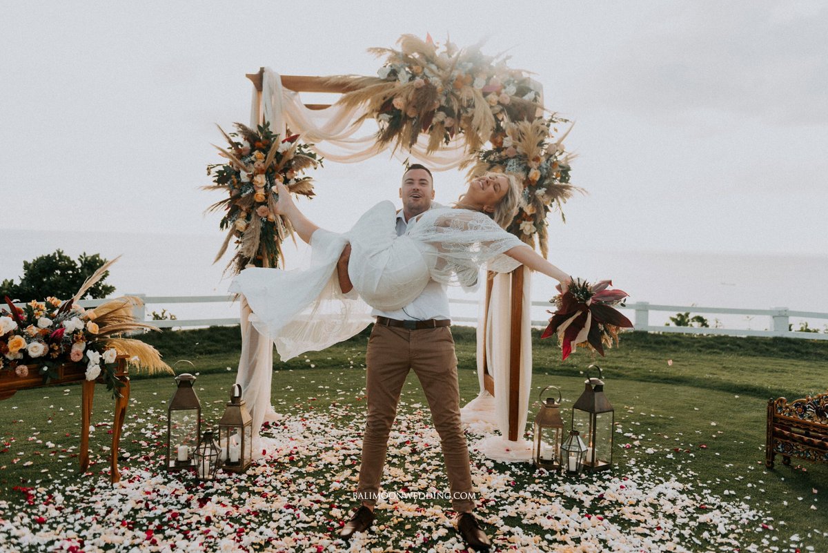 balimoonwedding's tweet photo. Private clifftop elopement with an amazing ocean view. From the wedding of Carley &amp; Patrick 💕 💕

📸 @themarvelous_pictures
🌷 @mystyleweddingdecoration

#weddinginbali #elopement #balielopement #baliengagement #baliwedding #baliforestwedding  #balisunsetwedding #junebugwedding https://t.co/hG1OWdTtru