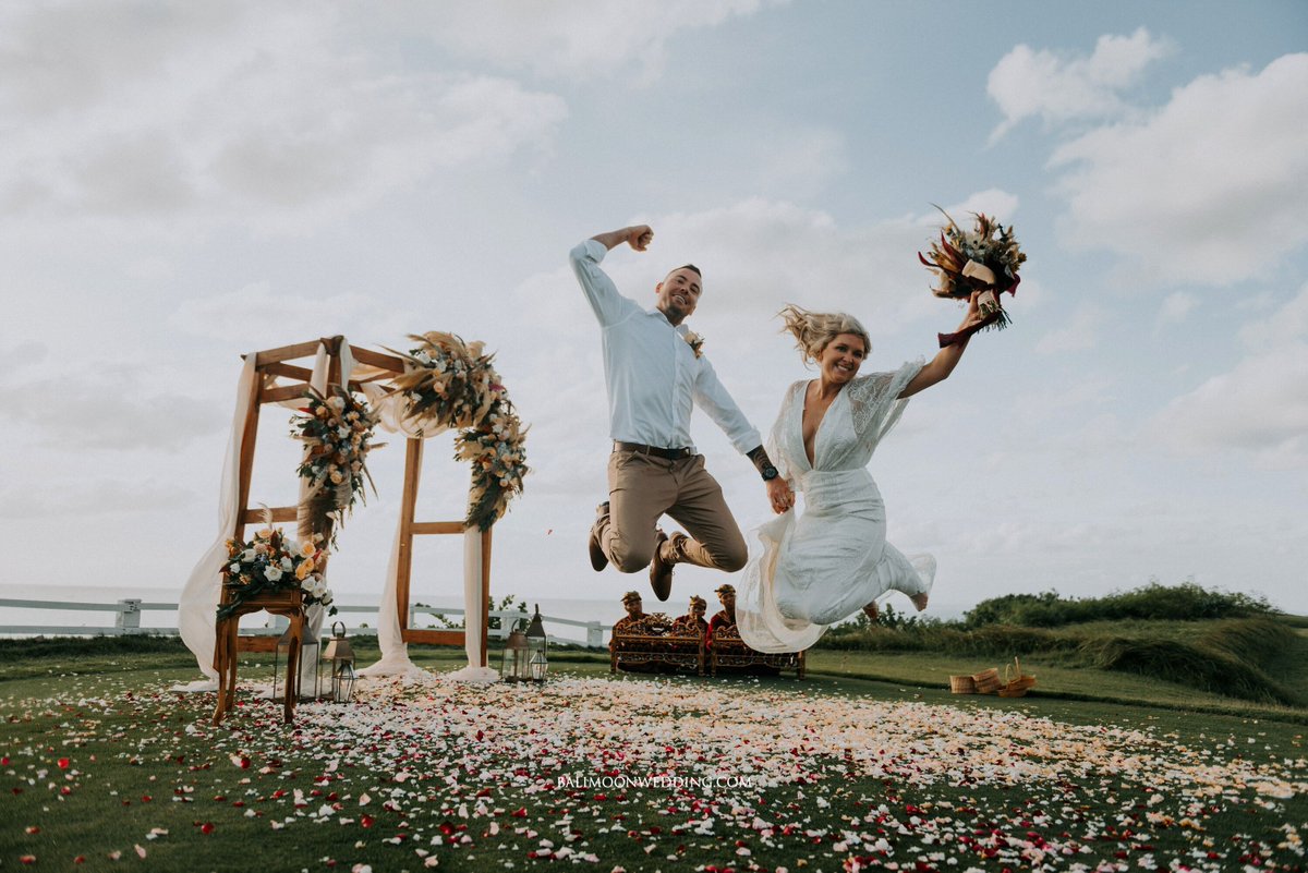 balimoonwedding's tweet photo. Private clifftop elopement with an amazing ocean view. From the wedding of Carley &amp; Patrick 💕 💕

📸 @themarvelous_pictures
🌷 @mystyleweddingdecoration

#weddinginbali #elopement #balielopement #baliengagement #baliwedding #baliforestwedding  #balisunsetwedding #junebugwedding https://t.co/hG1OWdTtru