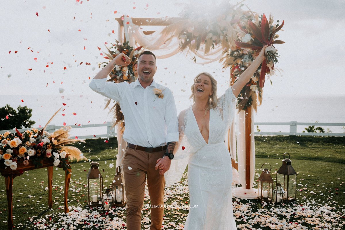 balimoonwedding's tweet photo. Private clifftop elopement with an amazing ocean view. From the wedding of Carley &amp; Patrick 💕 💕

📸 @themarvelous_pictures
🌷 @mystyleweddingdecoration

#weddinginbali #elopement #balielopement #baliengagement #baliwedding #baliforestwedding  #balisunsetwedding #junebugwedding https://t.co/hG1OWdTtru