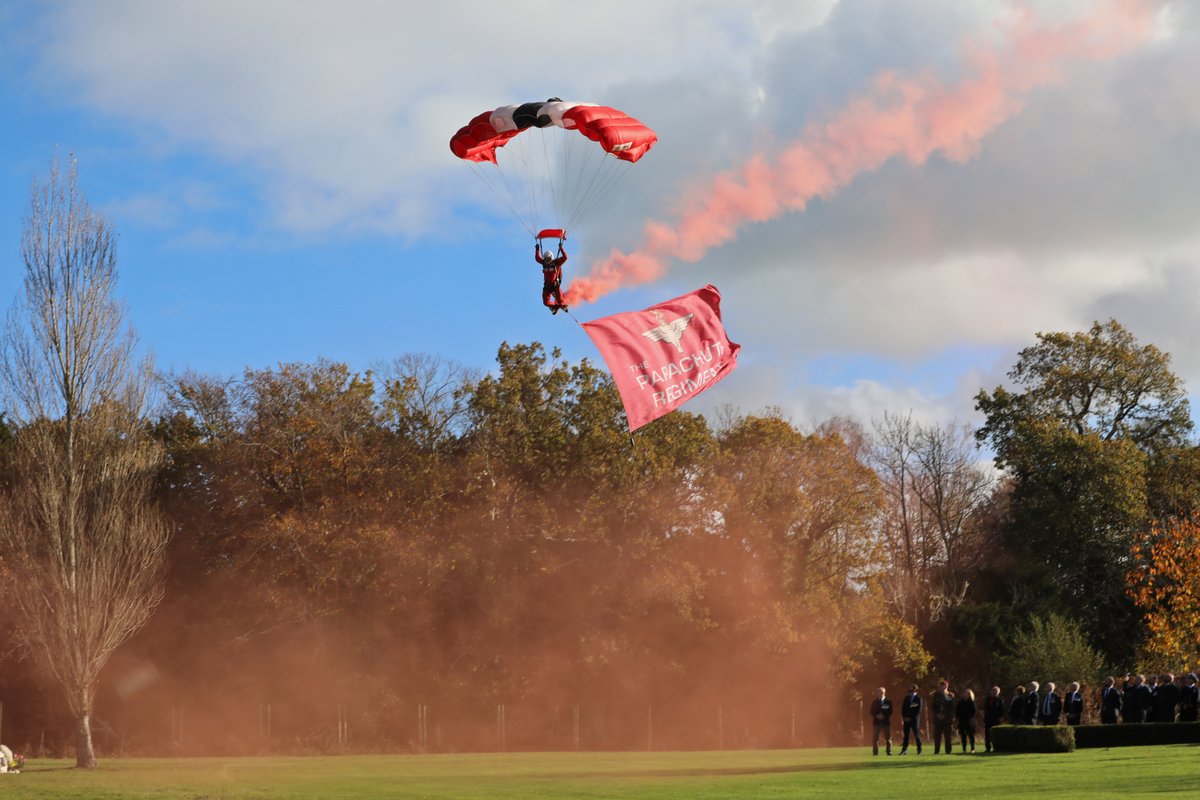 TheParachuteReg's tweet photo. We said farewell to Sgt Dean John Andrew Walton @3PARA today, over 230 mourners, including his wife Shelby &amp; daughter Stella, plus the @RedDevilsOnline were there to pay their respects. RIP Sgt Dean Walton 🟩 https://t.co/9vqZVsy8NF