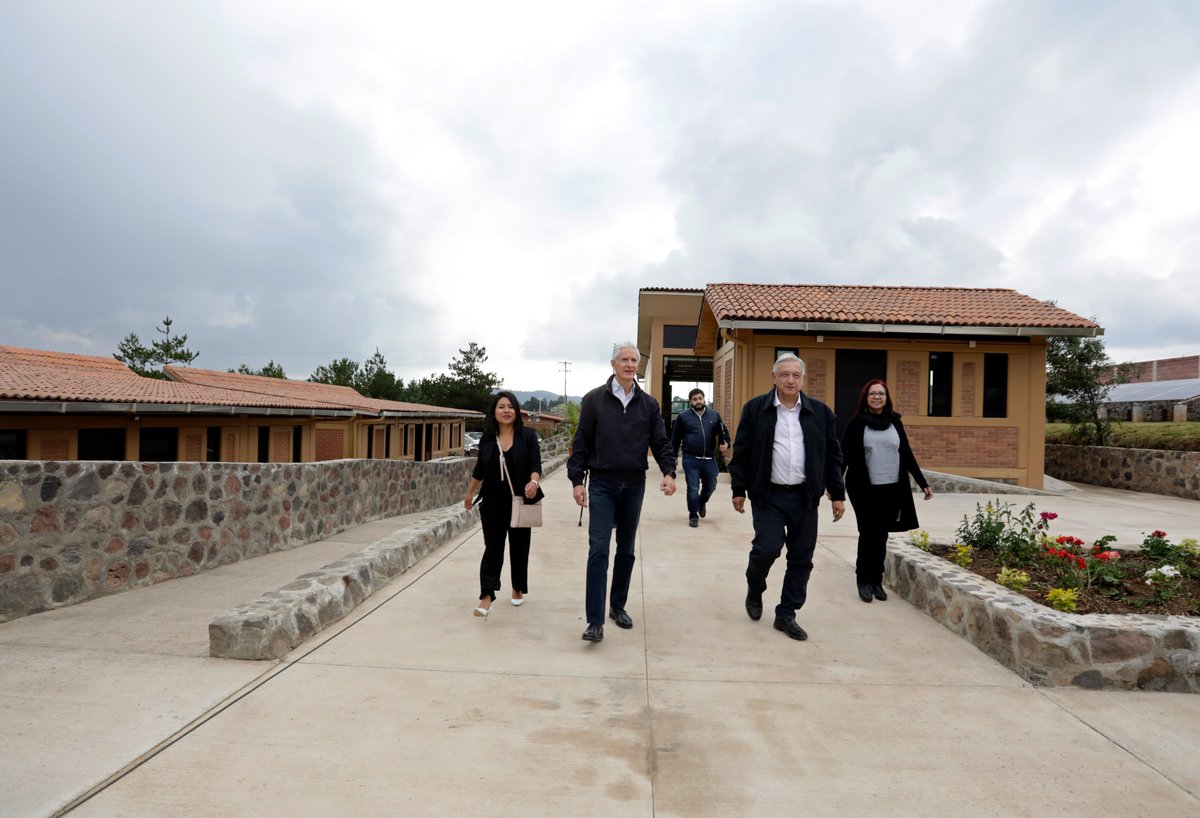 Inauguramos la Universidad para el Bienestar Benito Juárez de #VillaDeAllende, es la sexta que se inaugura en nuestro estado y es muestra del compromiso del Presidente <a href="/lopezobrador_/">Andrés Manuel</a> con la educación.
