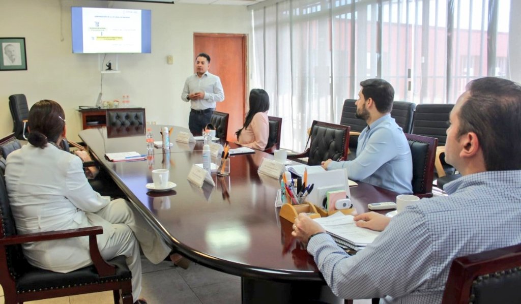 Por instrucciones del gobernador, <a href="/cmmerino/">Carlos Manuel Merino Campos</a>, el titular de la <a href="/Sec_Gob_Tab/">SEGOB Tabasco</a>, <a href="/gdelrivero/">Guillermo del Rivero</a>, sostuvo una reunión de trabajo, con Mireya Quintos, directora del Archivo General de la Nación (AGN) y Pdnta. suplente del Consejo Nacional de Archivos (CONARCH).
<a href="/GobiernoMX/">Gobierno de México</a>.
@Gobierno_Tab.