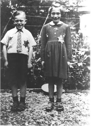 8 November 1934 | A Dutch Jewish boy, Benjamin Raphaël Pais, was born in Harlingen.

In November 1942 he was deported to #Auschwitz with his sister Jansje. After the selection they were murdered in a gas chamber together with their mother Roosje.