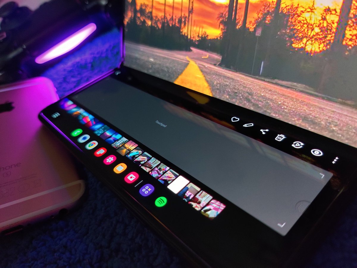 TechyRock's tweet image. #Foldable #Smartphone's still have a long way to go in terms of durability and innovation, would you rather buy a chunky foldable phone or opt for a slimmer phone with bigger screen? 

@SamsungMobile @HuaweiMobile @Xiaomi 

#Zfold #Zfold3