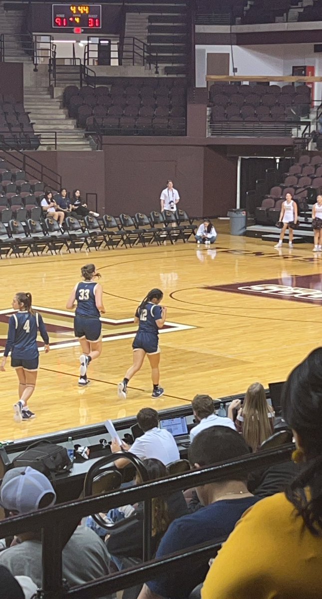 e_skolaut's tweet photo. First college game✅ with 3 rebounds and my first college points!! Thank you to everyone who came out to watch me play! Can’t wait for the rest of the season!!🐝🏀 @kush_kendall @CHS_coachbatey https://t.co/Vlx2bQ10R2