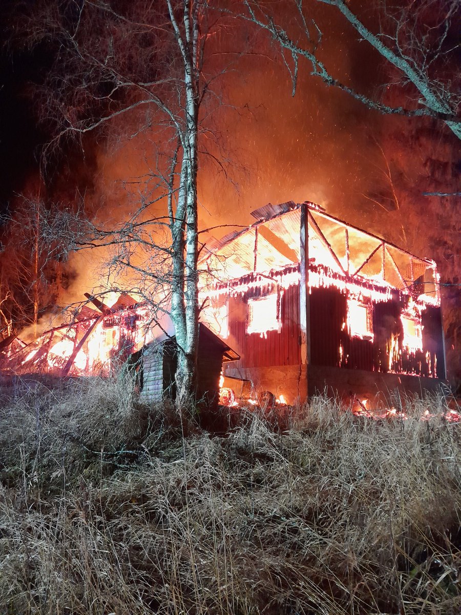 #Mäntsälä #Levanto, rakennuspalo. Rakennus täyden palon vaiheessa, sammutustyöt kestää useita tunteja. Ei henkilövahinkoja. #viranomaisyhteistyö <a href="/phpelastus/">Päijät-Hämeen pelastuslaitos</a> avustaa.