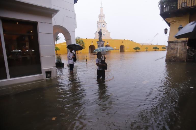 #COP27 #Cartagena #ClimateEmergency #ColombiaEsCOP27 #ElonMusk #floods Plaza de Los Coches. Agua a la rodilla