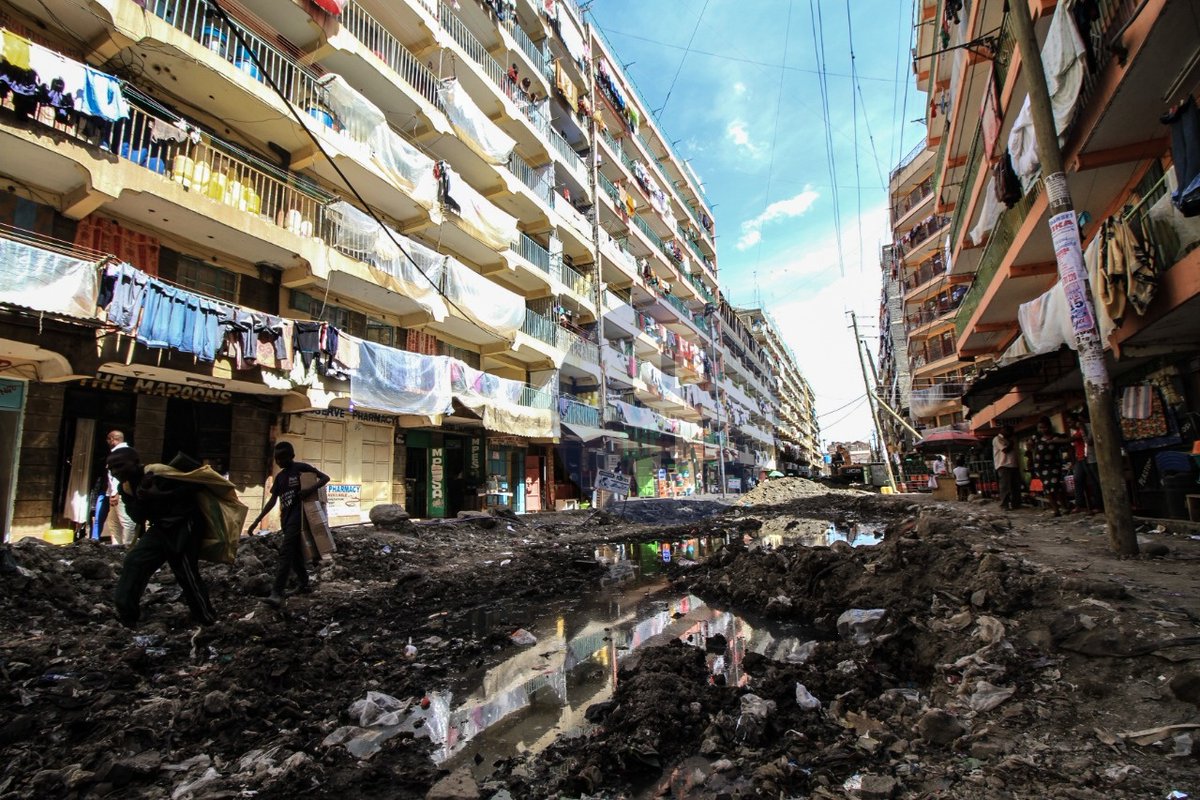 Honeyfarsafi's tweet image. This is pipeline kware. 20 years of impassable road,sewer leakage and garbage mixture. This is our day 3 of trying to get Kenya's most loved governor's attention @SakajaJohnson if this pops on your tl,kindly rt and tag them. Our kids deserve better, our environment deserves