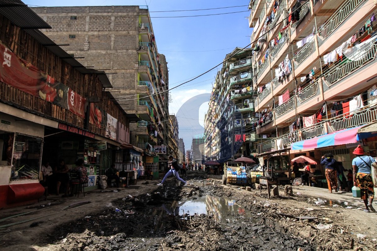 Honeyfarsafi's tweet image. This is pipeline kware. 20 years of impassable road,sewer leakage and garbage mixture. This is our day 3 of trying to get Kenya's most loved governor's attention @SakajaJohnson if this pops on your tl,kindly rt and tag them. Our kids deserve better, our environment deserves