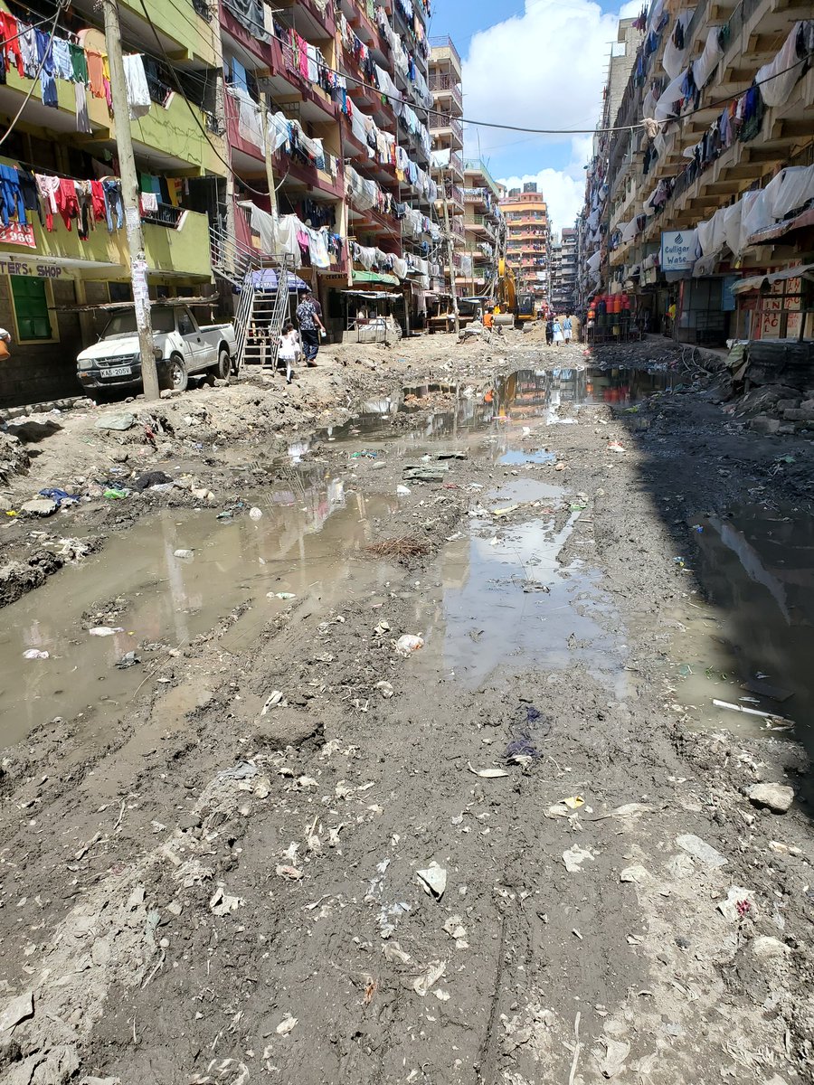 Honeyfarsafi's tweet image. This is pipeline kware. 20 years of impassable road,sewer leakage and garbage mixture. This is our day 3 of trying to get Kenya's most loved governor's attention @SakajaJohnson if this pops on your tl,kindly rt and tag them. Our kids deserve better, our environment deserves