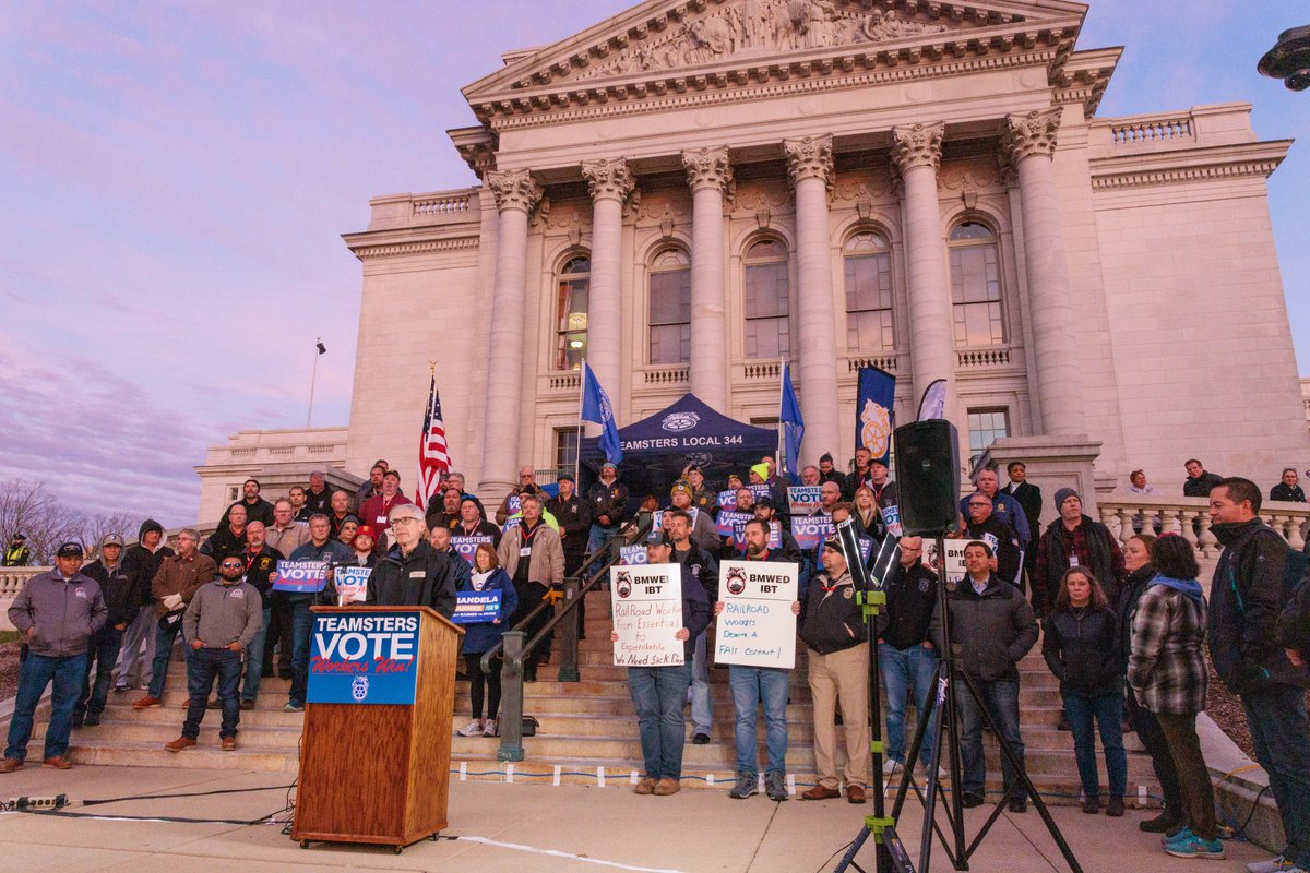 Tony4WI's tweet image. I'm fighting for a Wisconsin that supports future generations. From investing in our schools and apprenticeship programs to fighting for clean water and abortion rights, we're going to keep doing the right thing. I'm proud to rally with @Teamsters in Madison before Election Day!