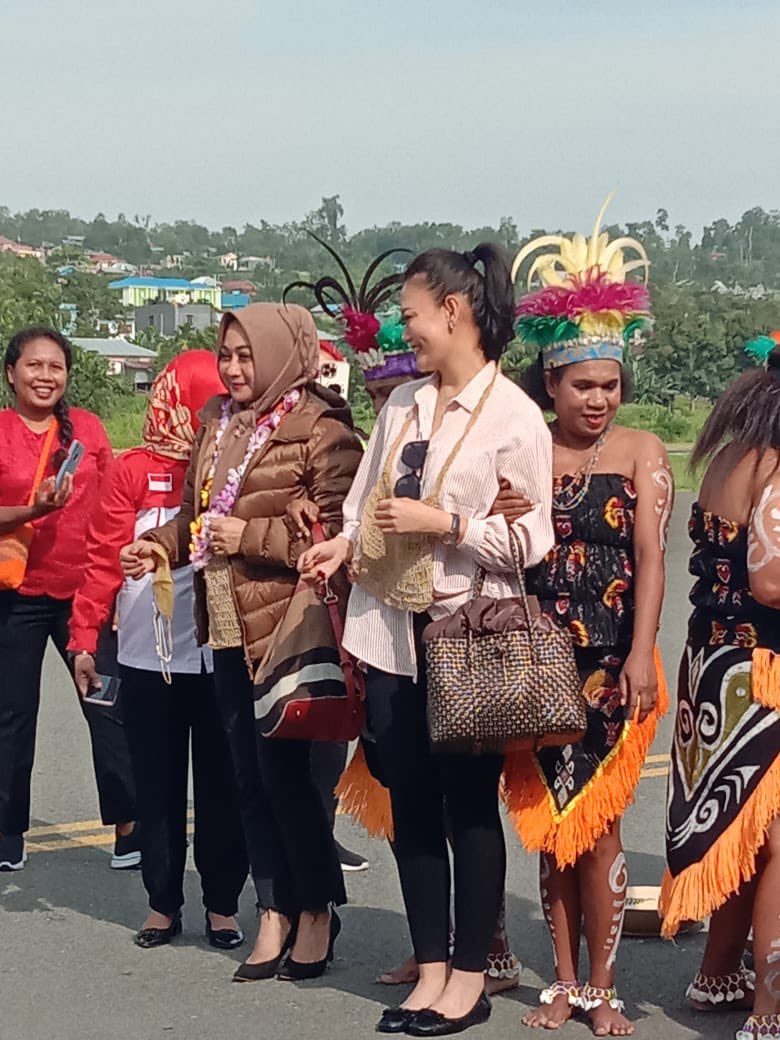 juliamotilover's tweet photo. perempuan papua ontentik cantik dengan keunikannya, special , petarung , mereka punya massa kuat,mereka mampu menggalang kekuatan di wilayah mereka mereka setara dengan perempuan jawa, mereka perempuanindonesia #perempuanlira #papuabarat #lirapapuabarat  #Juliamotilver https://t.co/SigThXvoTa