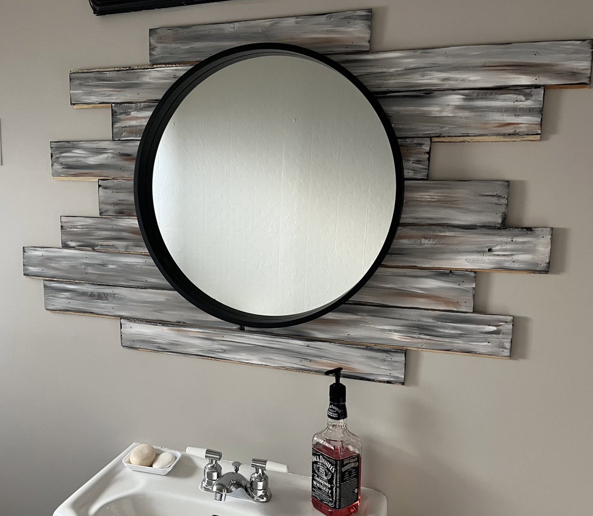 Jessica_WR's tweet photo. Did a thing with my bathroom mirror 

#bathroomdiy #diy #rustic #bathroomdesign https://t.co/CVNDiFrXkY