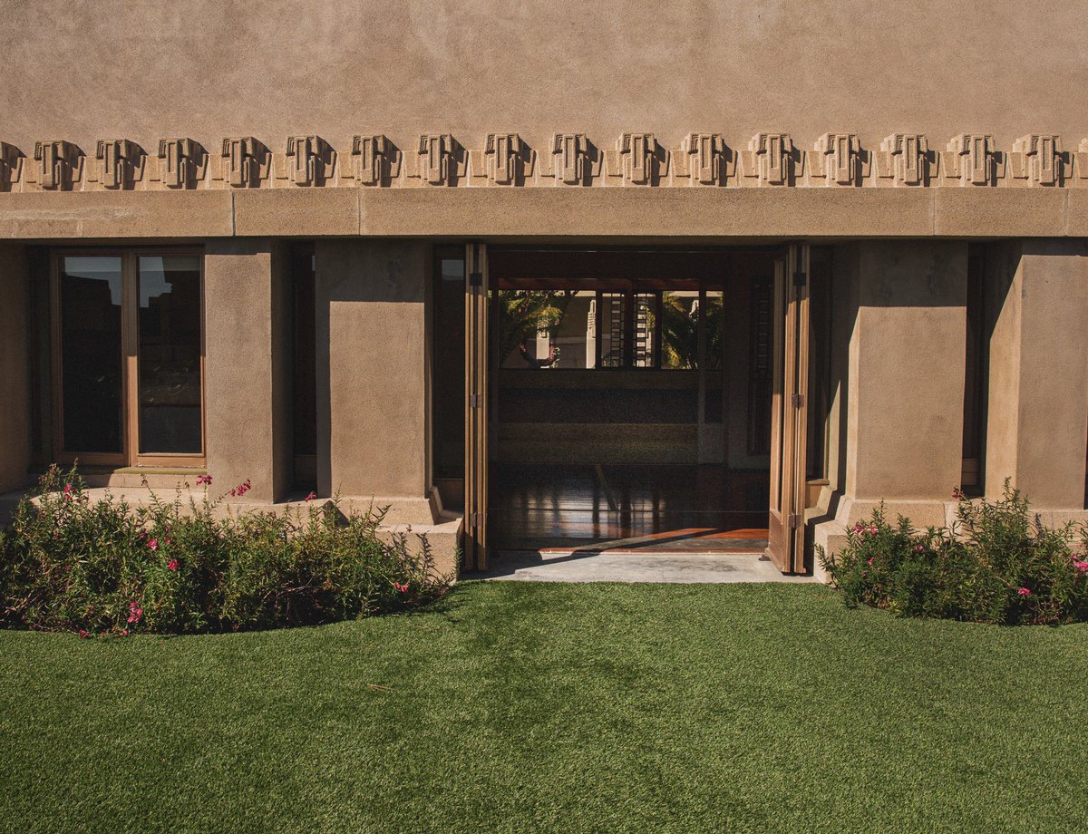 devon_weymouth's tweet photo. Hollyhock House, Frank Lloyd Wight goes to Hollywood , 1921 . That’s me lurking in the shadows https://t.co/jVfLkHGO43