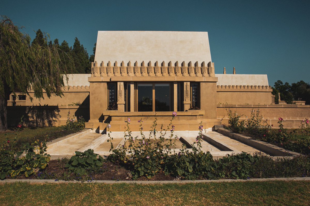 devon_weymouth's tweet photo. Hollyhock House, Frank Lloyd Wight goes to Hollywood , 1921 . That’s me lurking in the shadows https://t.co/jVfLkHGO43