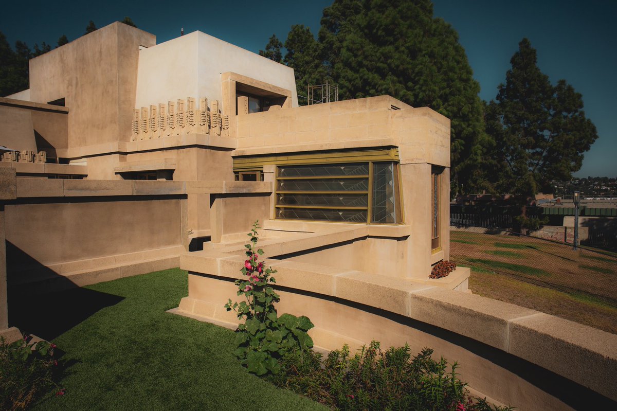 devon_weymouth's tweet photo. Hollyhock House, Frank Lloyd Wight goes to Hollywood , 1921 . That’s me lurking in the shadows https://t.co/jVfLkHGO43