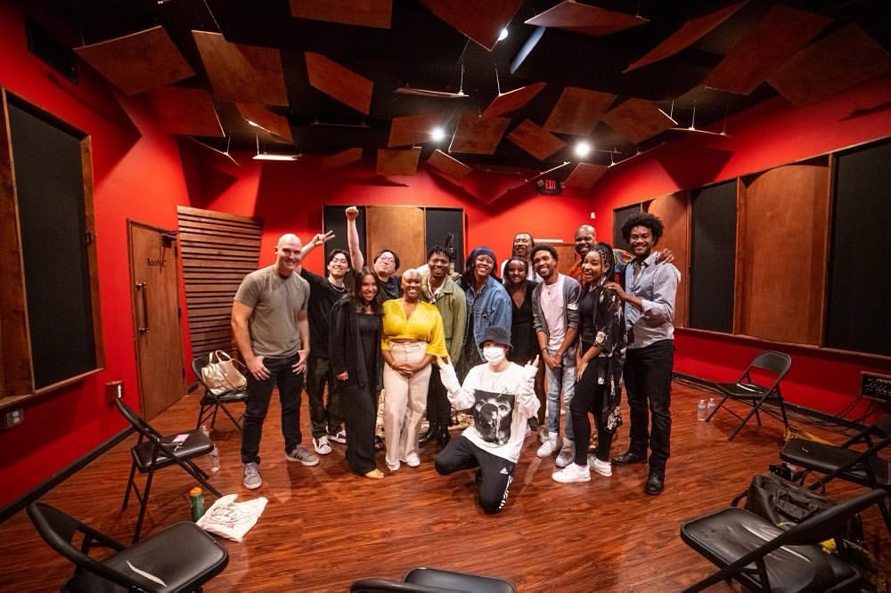 btsbrasil_on's tweet photo. [IG] Mais um surto vindo aí! 🆘🗣 O maestro e músico Duane Benjamin, que já trabalhou com o #BTS (@BTS_twt), postou uma foto com o #JIMIN anunciando a chegada de um single:

“Diga olá para o coro vocal do single, que será lançado em breve, da Super Estrela do K-Pop Jimin (de + https://t.co/kZ3VQnDW88