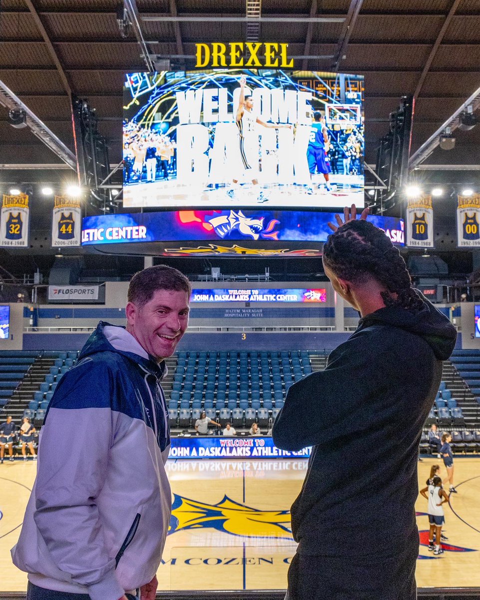 DrexelMBB's tweet photo. Always sunny when former Dragon Damion Lee stops by. βοΈ
#NewScoreboard
#PhoenixSuns
#FearTheDragon π https://t.co/KU0mQechPZ