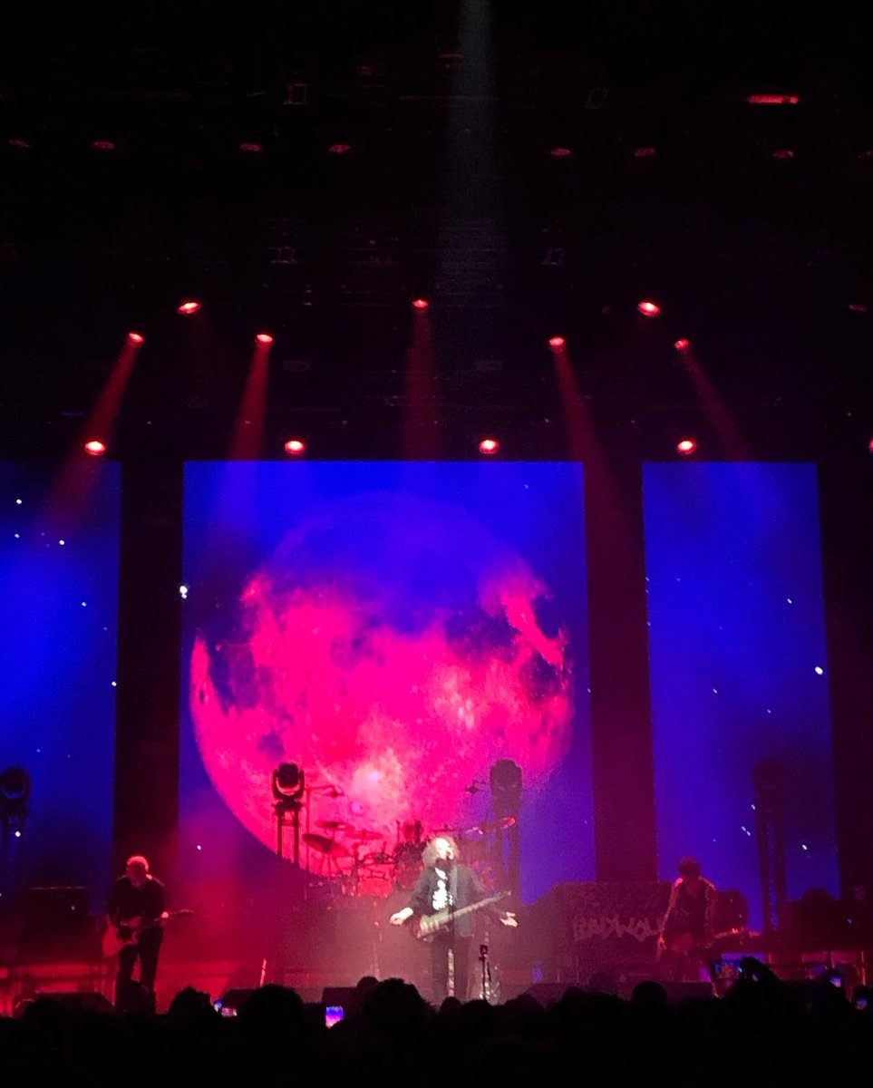 BlancheAurore's tweet photo. 1er concert de ma trilogie @thecure 2022 (Lyon-Lievin-Paris). Et ça envoie déjà du merveilleux. #lostworldtour22 #lesconcertscestlavie #robert4ever https://t.co/1t2QoknPfM