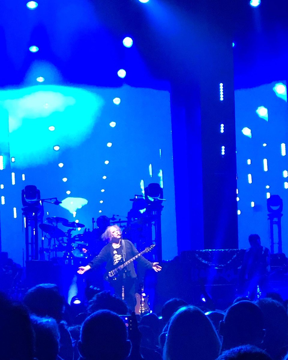 BlancheAurore's tweet photo. 1er concert de ma trilogie @thecure 2022 (Lyon-Lievin-Paris). Et ça envoie déjà du merveilleux. #lostworldtour22 #lesconcertscestlavie #robert4ever https://t.co/1t2QoknPfM