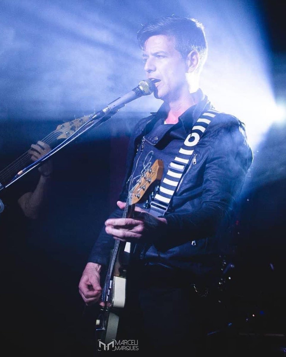 Nesta sexta-feira vamos lançar Aurora, o novo disco com 11 faixas. Uma delas, que gravamos e compusemos os arranjos, se chama Coração Sem Educação e foi composta pelo nosso amigo Rái Mein (foto) 👇 cont.