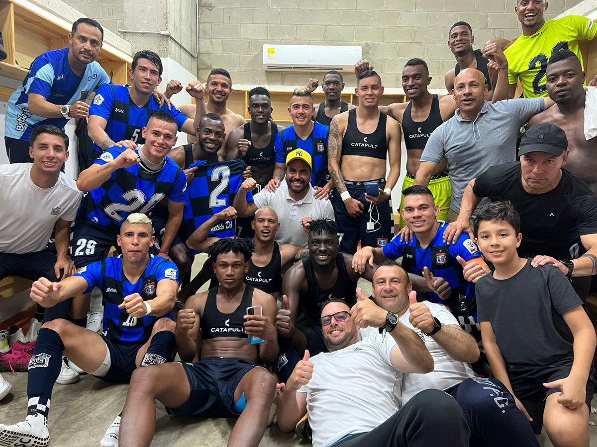 BCHICOFCOFICIAL's tweet photo. ¡¡¡VAMOOOOSSSSSS UNA NUEVA FINAL CARAJOOOO!!!!! 
🧡💙🧡💙🧡💙🧡💙🧡💙 https://t.co/U6C05SuEZx