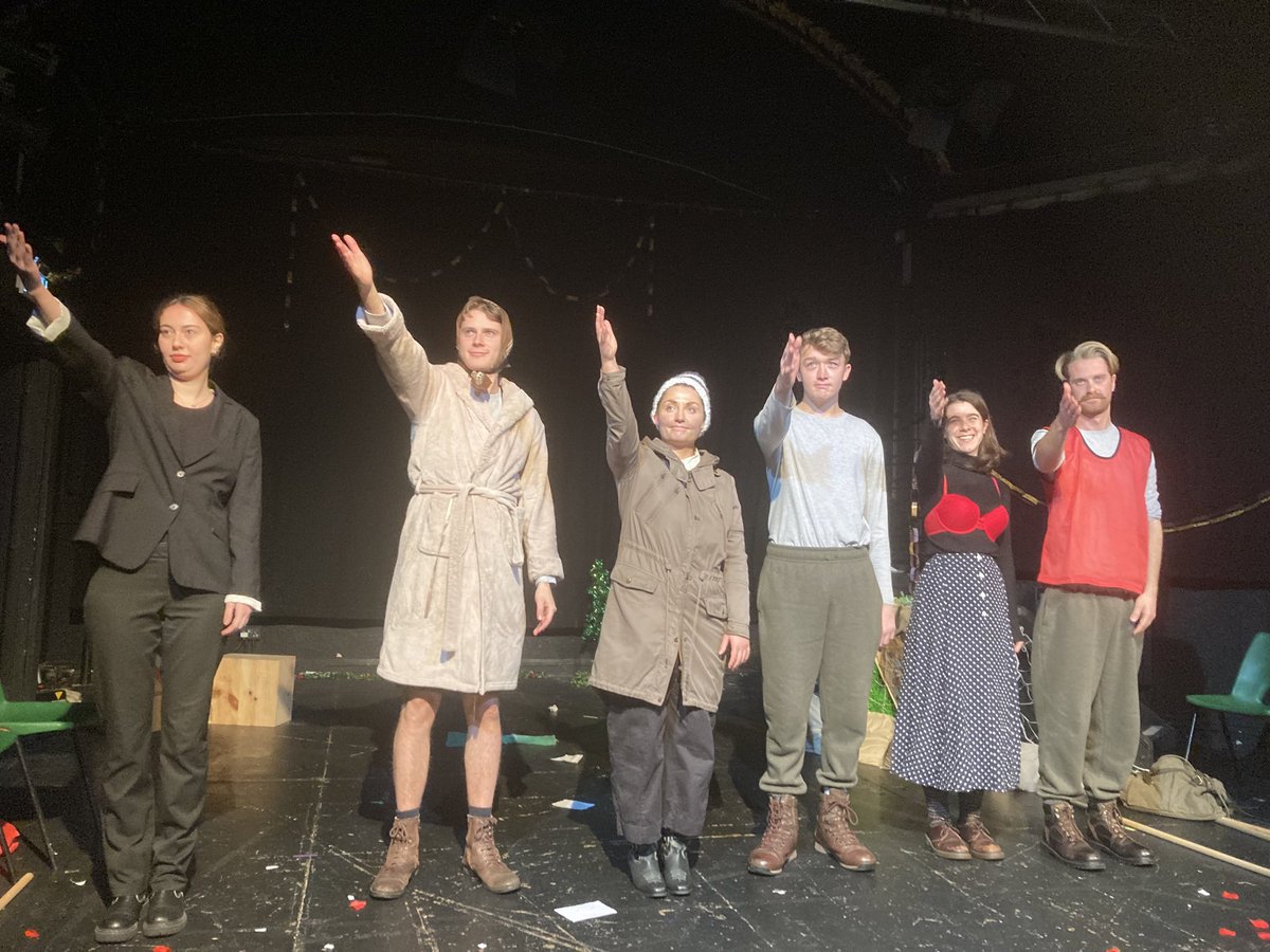 Thank you <a href="/GrahamWarrener/">Graham Warrener</a> for hosting me, I feel spoilt!
Such brilliant performances from the whole cast <a href="/ProfugoArts/">ProfugoArts</a> <a href="/NewWimbStudio/">Studio at New Wimbledon Theatre</a> #DontShootTheMeistersinger 
atgtickets.com/shows/dont-sho…📢cast_and_creative_team📢p&amp;utm_medium=organic_social&amp;utm_source=twitter&amp;utm_term=1666007155