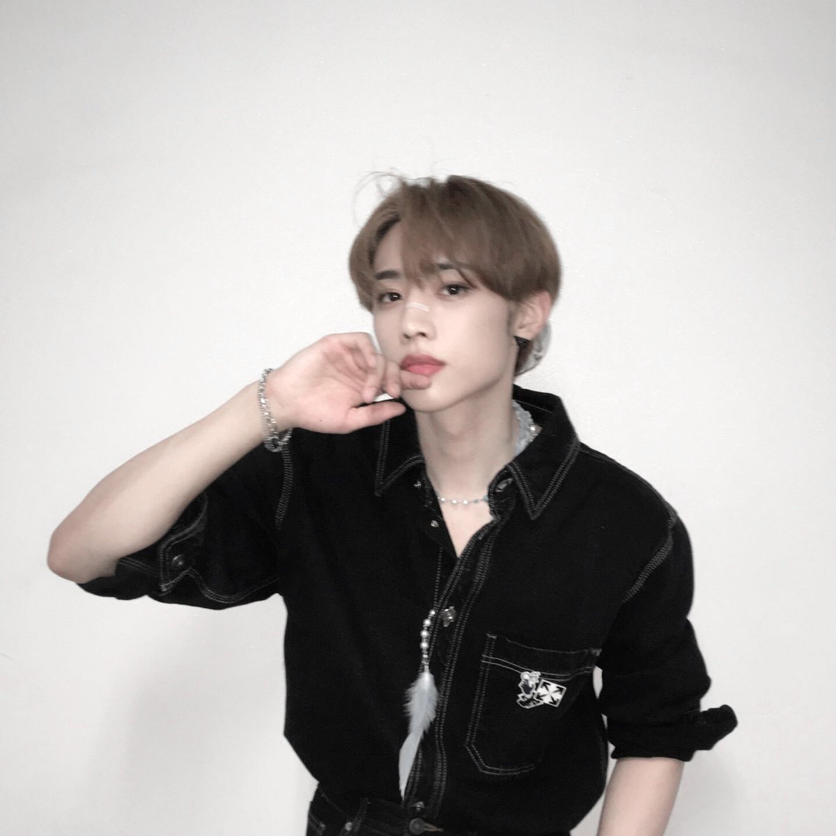 sunwoolvs's tweet photo. :¨·.·¨:  
 `·.. First year with Kim Sunwoo 
          ↳ #김선우 ♡

                                       20221107

                   In the dark world
                you are my best color. https://t.co/qKeqDtpTci