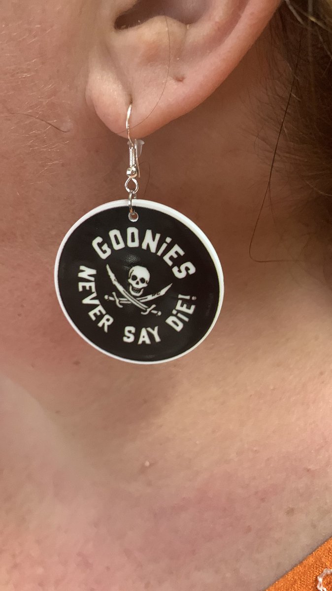 D Grey is boycotting NBC/CBS to #SaveMagnumPI 🇺🇸 tweet media