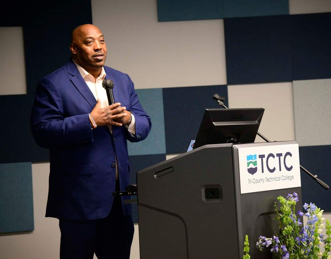 scbridgebuilder's tweet photo. Last week @levon_kirkland was the keynote speaker @tctcedu's Men of Color Symposium. @SCFootballHOF #BeABridgeBuilder #Educate #Encourage #Empower #Excellence #SCTop10N2030 #leadership
https://t.co/dTMQOx8m9i https://t.co/kPzGYdu1qz