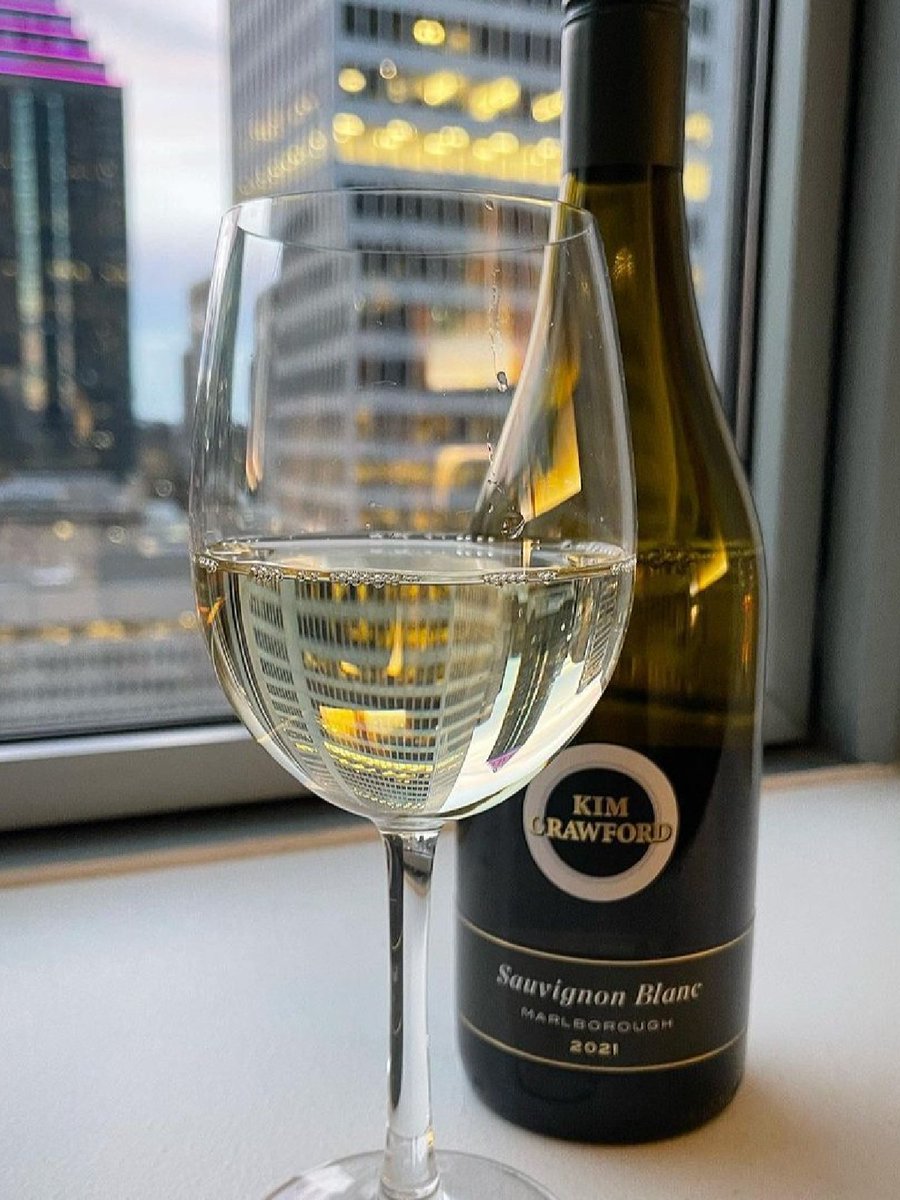 A glass of Sauvy B sometimes brings a different perspective.

📸: @louisrphl__