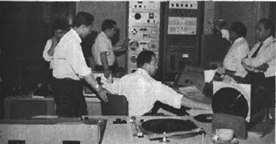 RenzoVaccarezza's tweet photo. El 8 de noviembre de 1958 la desaparecida radio Minería inauguró el más potente transmisor de Sudamérica, un Westinghouse de 100 Kilowats, con dos antenas, para emisiones de onda larga y 2 ondas cortas en las bandas de 25 y 49 mts, instalado en la comuna de La Florida. https://t.co/J19NV3wGGJ