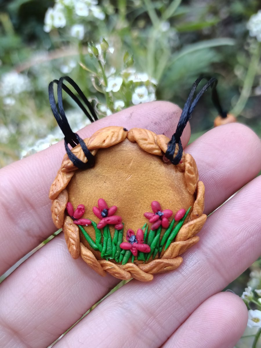 burcusobayapan's tweet photo. Çiçekli kolye 🌱

#kolye #takı #necklaces #çiçekli #art #artist #craft #handcraft #designer #design #elyapımı #handmade #aksesuar #dream #bijuteri #alışveriş #moda #tasarım #tasarımcı #artstore #minimal https://t.co/XiK5aNxrbC