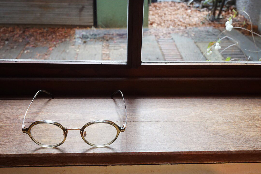 LIFEKU_jp's tweet photo. OPTICAL YABUUCHI『小さなグラス』開催中！YELLOWS PLUSより「SEAN」。やや小さめで厚みのあるバックリム形状はレンズを薄く、厚さも上手く隠せます。ブリッジやテンプルはメタル仕様。バランスが良く馴染みやすいことから、度数のある方にはまずお勧めさせて頂いている一本。
https://t.co/Ir4mb6Xrbl https://t.co/r3pfNJOLkl