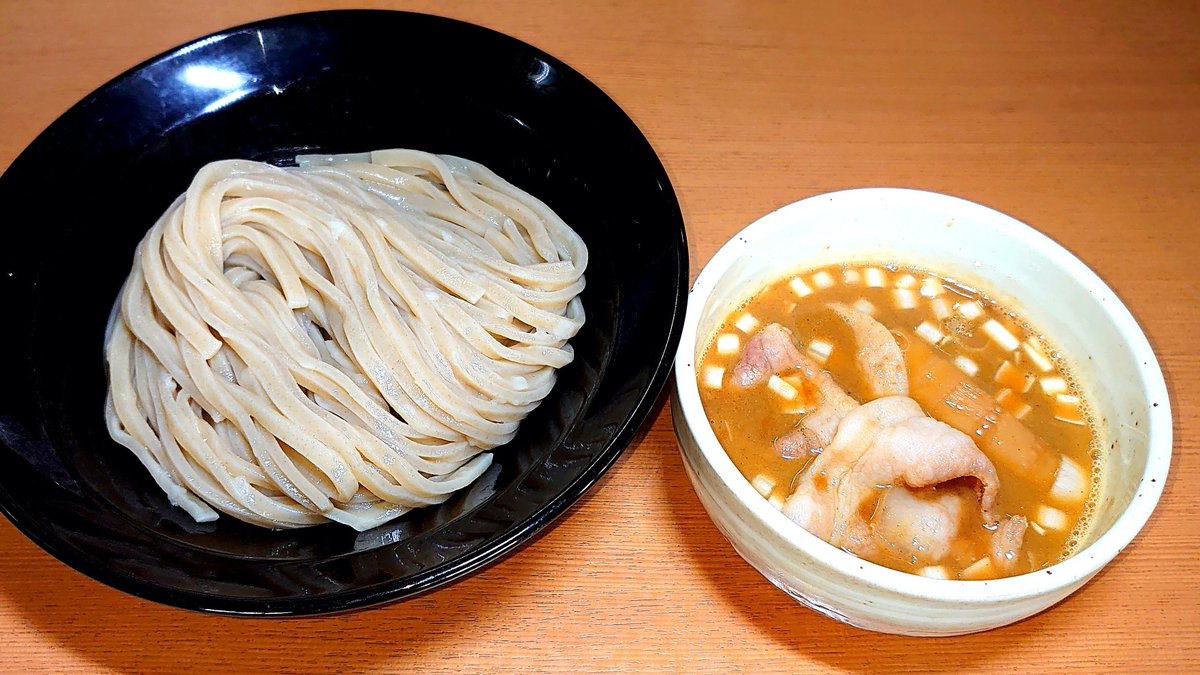 11月8日 麺堂 稲葉 「【愛のバクダン】 ウルトラ超絶モチモチ麺の 肉汁つけめん」 タピオカ粉＋もち小麦=業界初の 超絶ウルトラモチモチ麺に 濃厚肉汁つけダレで 愛のバクダン落とします