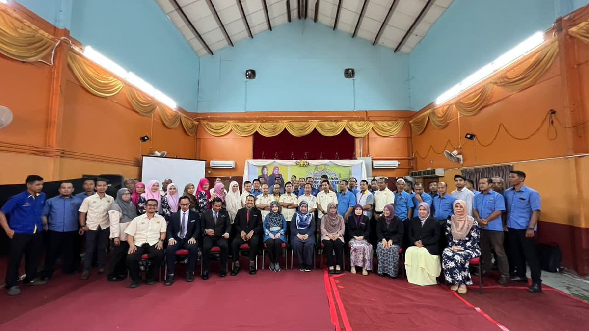 Amanat Pengarah kanan bersama Staf CKE Terengganu.
#CKEBerprestasiTinggi 
<a href="/IrHjMdridzwan/">IrHjMdridzwan</a> <a href="/HasliJKR/">Hasli Ibrahim (Ir. Dr.)</a> 
<a href="/rozniazwar/">Ir. ROZNI</a> <a href="/hanizanshaffii/">hanizan</a> <a href="/husinmjkre/">Husin Mustafa</a> <a href="/noorashikinmt/">noorashikin tamimi</a> <a href="/JKRTerengganu/">JKR Terengganu</a>