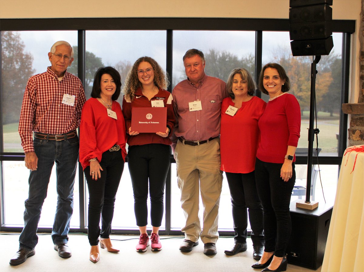 uarkcoehp's tweet photo. Three @Uark_MAT students received scholarships named for legendary athletic trainers Dean Weber and the late Bill Ferrell: Savannah Campbell, Bryanna Brown & Abigail Chopelas. Ava Chiarelli received the Zachary Brian Hooper Endowed Award in Athletic Training. @ArkRazorbacks https://t.co/0Hq1gMRLhz