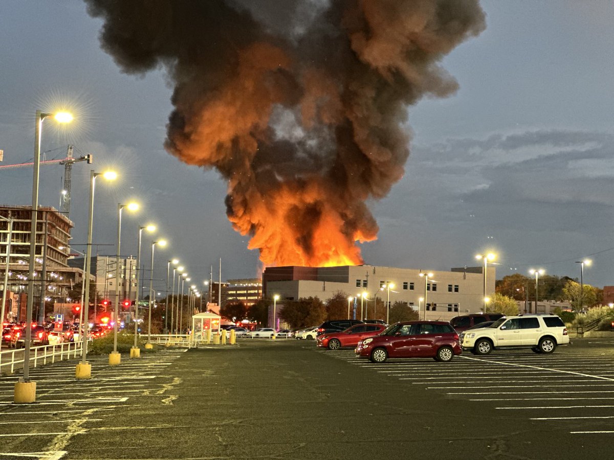 granttosterudwx's tweet image. There is a large fire on Lomas across from the University of New Mexico Hospital.