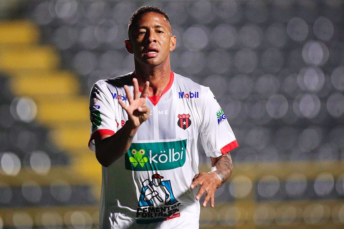 chepebomba's tweet photo. 🐐💣 Buena fuente me informó este lunes que los panameños Abdiel Ayarza, José Fajardo, Jovani Welch y Gabriel Torres (no es humo) estarían en la mira de Universitario de Deportes de la Primera División del fútbol peruano. Me reiteran que Alberto Quintero no seguirá. #MentiraNoEs https://t.co/1Tya2vArHf