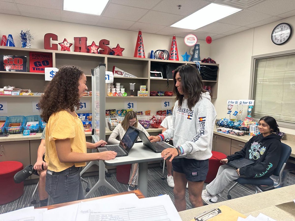 Cen10titans's tweet image. Dollars and Sense classes engaged in cross curricular debates w/ Global Business and Sports and Entertainment Marketing classes today. #Collaboration #Communication #TitansLearn #TitanNation