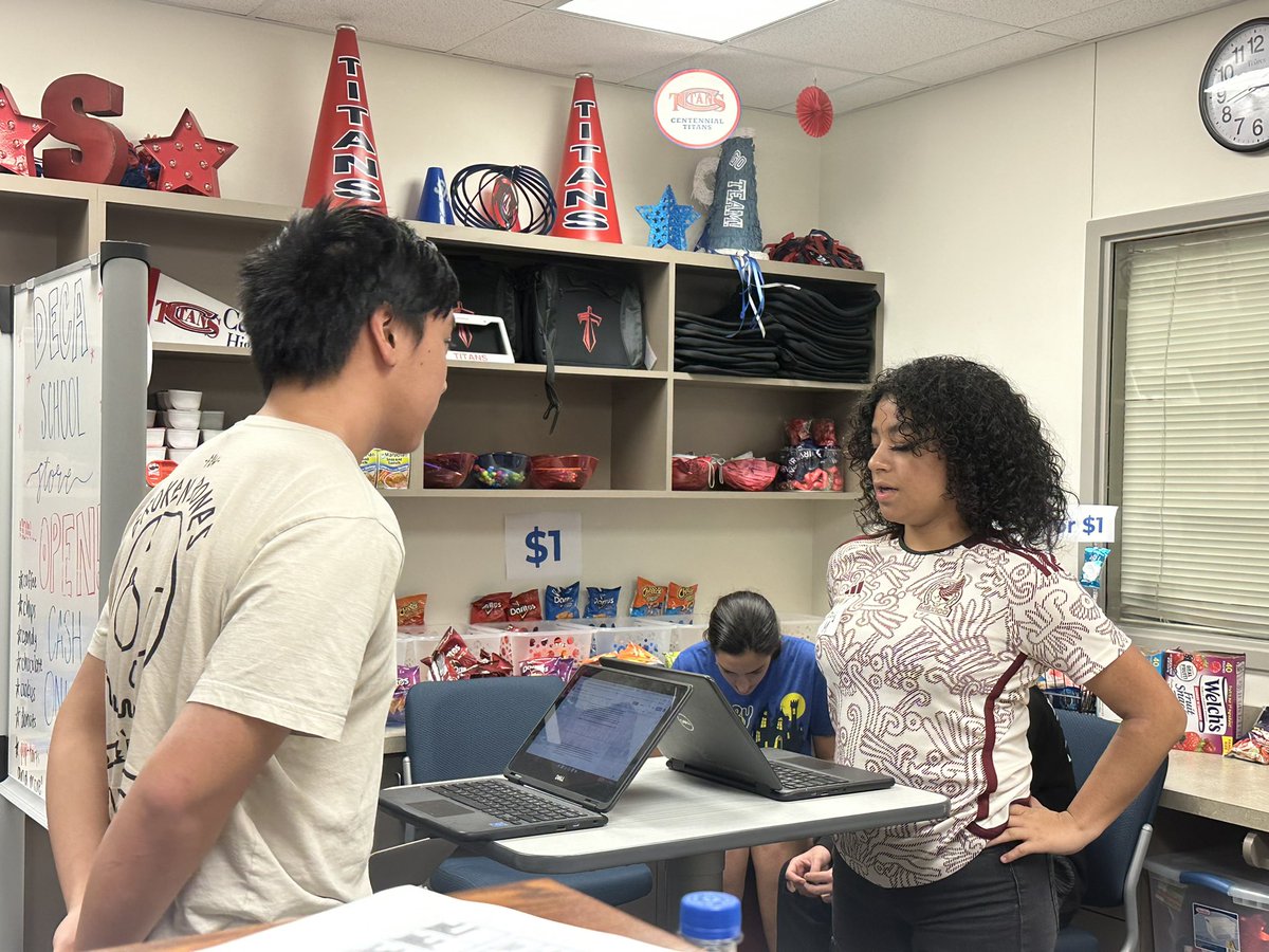 Cen10titans's tweet image. Dollars and Sense classes engaged in cross curricular debates w/ Global Business and Sports and Entertainment Marketing classes today. #Collaboration #Communication #TitansLearn #TitanNation