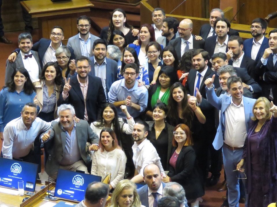 carolamarzan's tweet image. 👏🏻Mis felicitaciones a la nueva Mesa Directiva de la Cámara de Diputadas y Diputados @Camara_cl. Al nuevo presidente @vladomirosevic, al nuevo primer vicepresidente @carlosbianchiPR 
y a la nueva segunda vicepresidenta @CatalinaPerezS 💛Mis mejores deseos de éxito para ustedes!✨