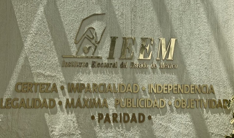 ¿Desaparecen los OPLES?  Desaparecerlos sería un golpe duro a la federalización de la democracia mexicana, acentuaría la centralización de los procesos electorales en un solo ente supremo y todopoderoso. Pero los Oples están muy mermados. Mi artículo: milenio.com/.../posteando/…