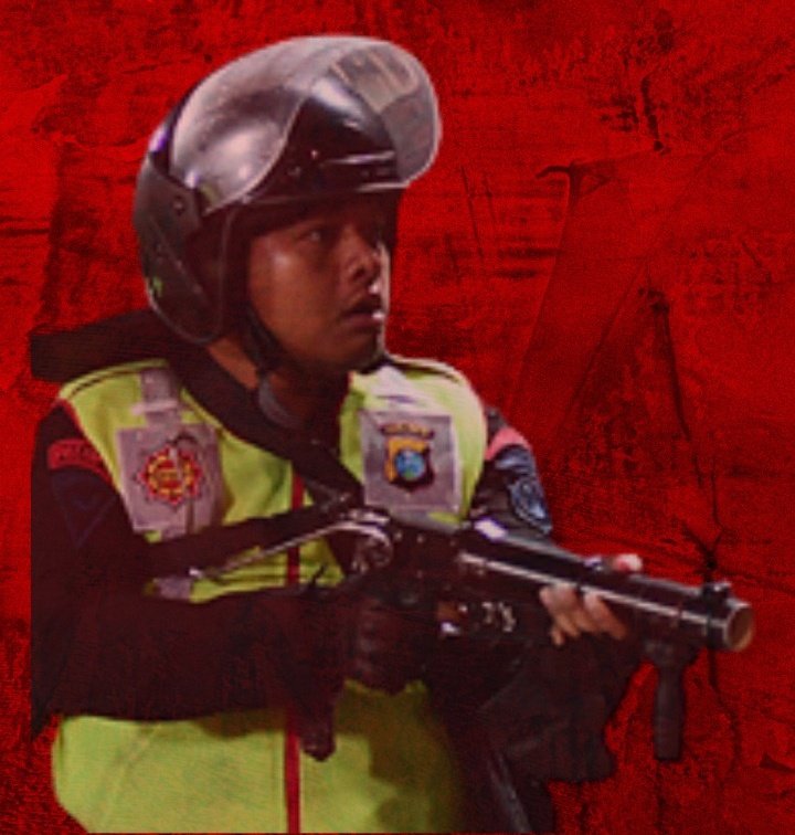 Bertopeng Sat Set, sing kanggo helm ora sat set !! 

Lah iki piye pak pak, diumpeti opo piye ?