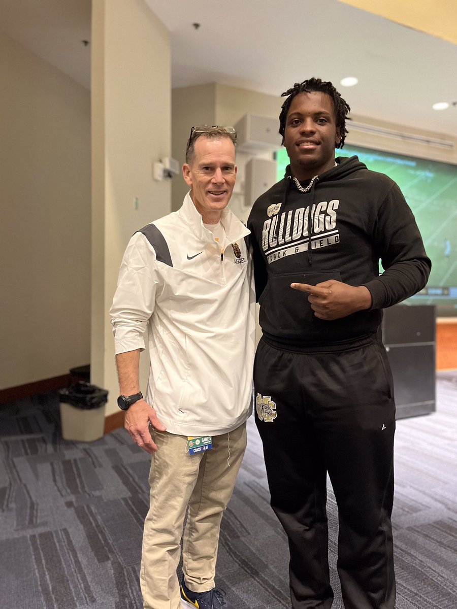 simmons_marte's tweet photo. I had an amazing visit this pastes weekend!!! Thank you @_TLantz and @NCATFootball for the time #AGGIEPRIDE💛💙 https://t.co/kAw8vCrU48