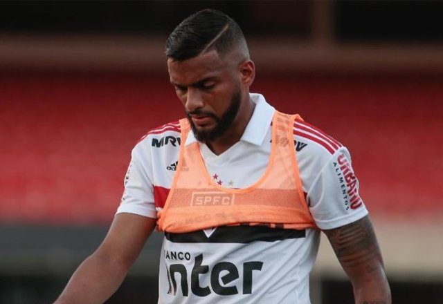 Choqueeiiii's tweet photo. Tigresa Vip diz que Reinaldo do São Paulo ofereceu 90 reais pra passar a noite com ela! https://t.co/TxyWSbLOso