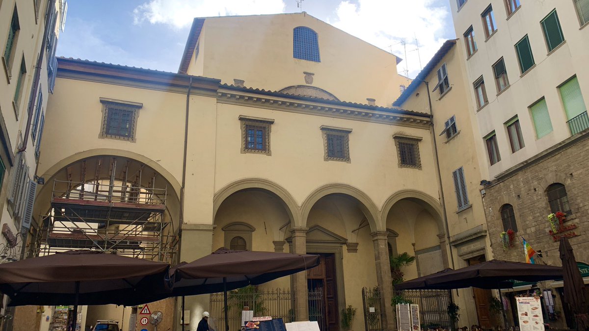 イタリア🇮🇹フィレンツェ歴史地区 【サンタ フェリチタ教会】 この教会の内部には あの有名なヴァザーリ回廊が通じていて、 中世でメディチ家の人たちが ピッティ宮殿からヴェッキオ宮に行く時に使っていたんだよ✨